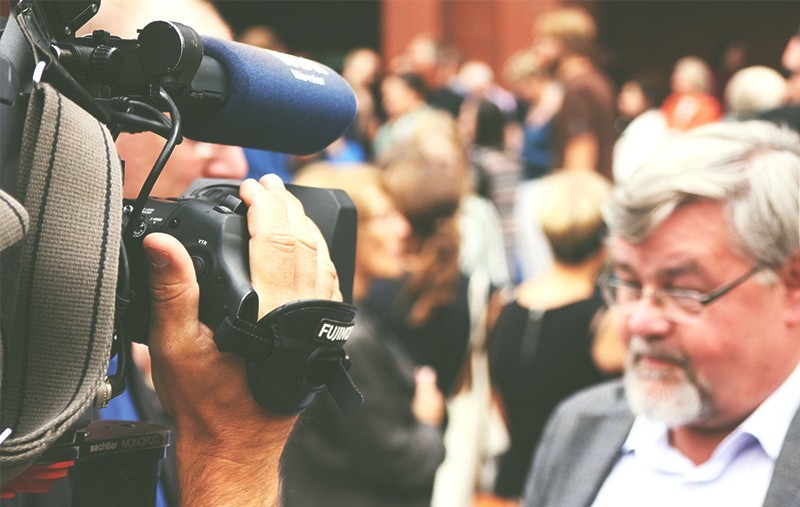 watch-tv-camera-interview-tv-human-media-man Content Marketing TV Bild 2